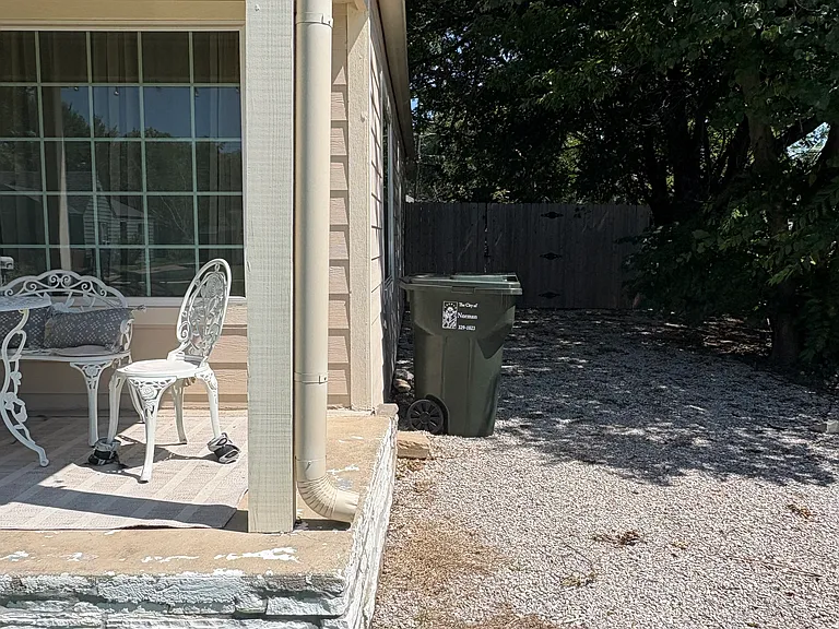 105 E Johnson St — Photo 2