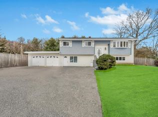 25 Newport Dr, Port Jefferson Station, NY 11776