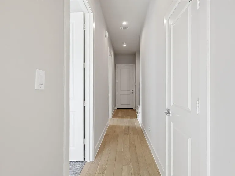129 Garden Ct E — Photo 5