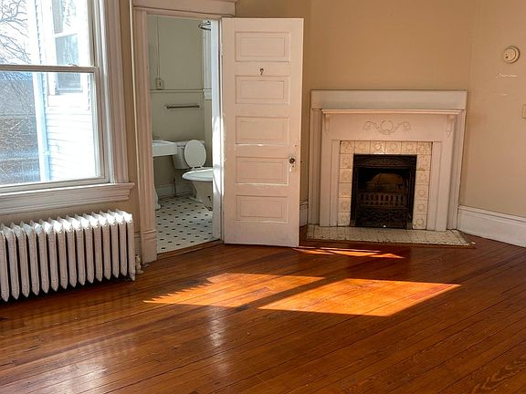4th image of 121 Mountain Ave SW APT 4
