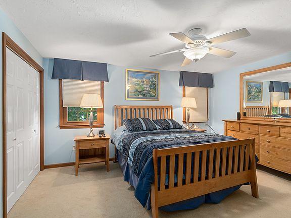 5th image of 28 Village St #28