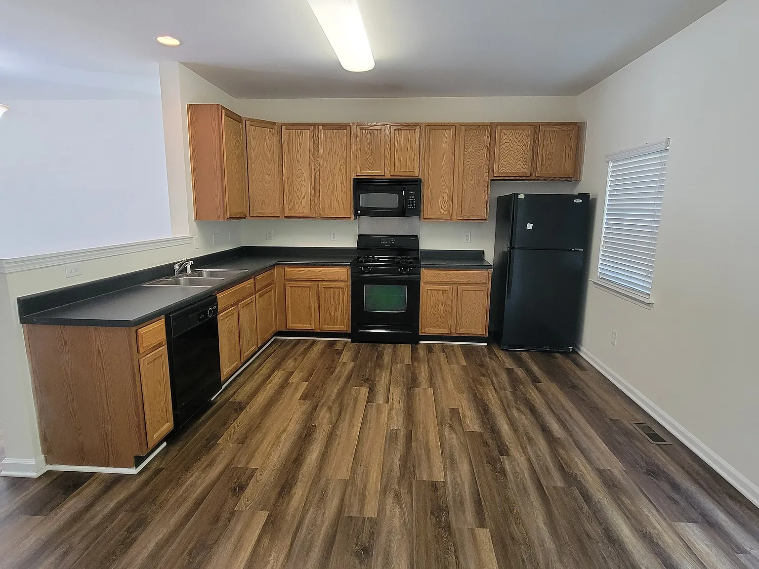 4 bed, 3.5 bath, 2192 sqft, $1,795 — Photo 2