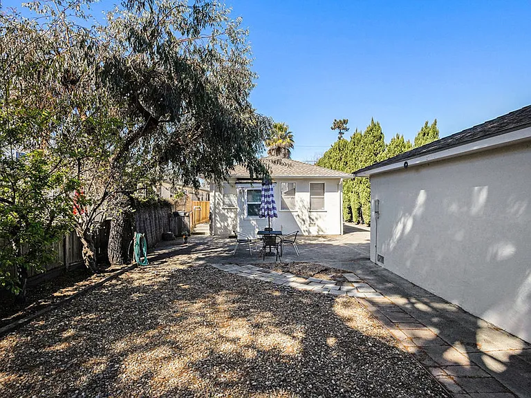1542 Bay St. - 2 bedroom | 1 bath | Large backyard — Photo 17