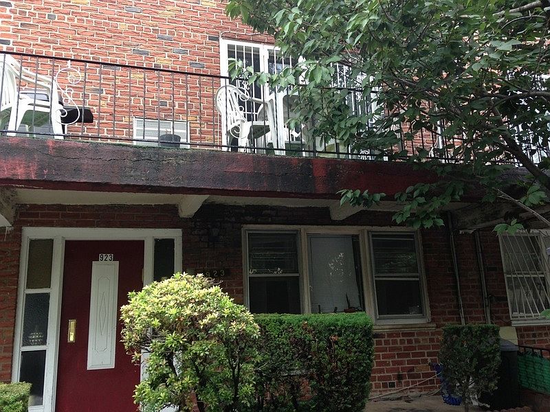 2nd image of 923 E 82nd St