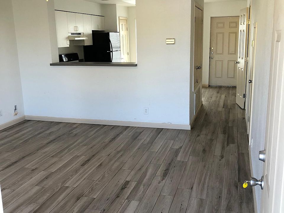 Living room with open partition wall separating kitchen and