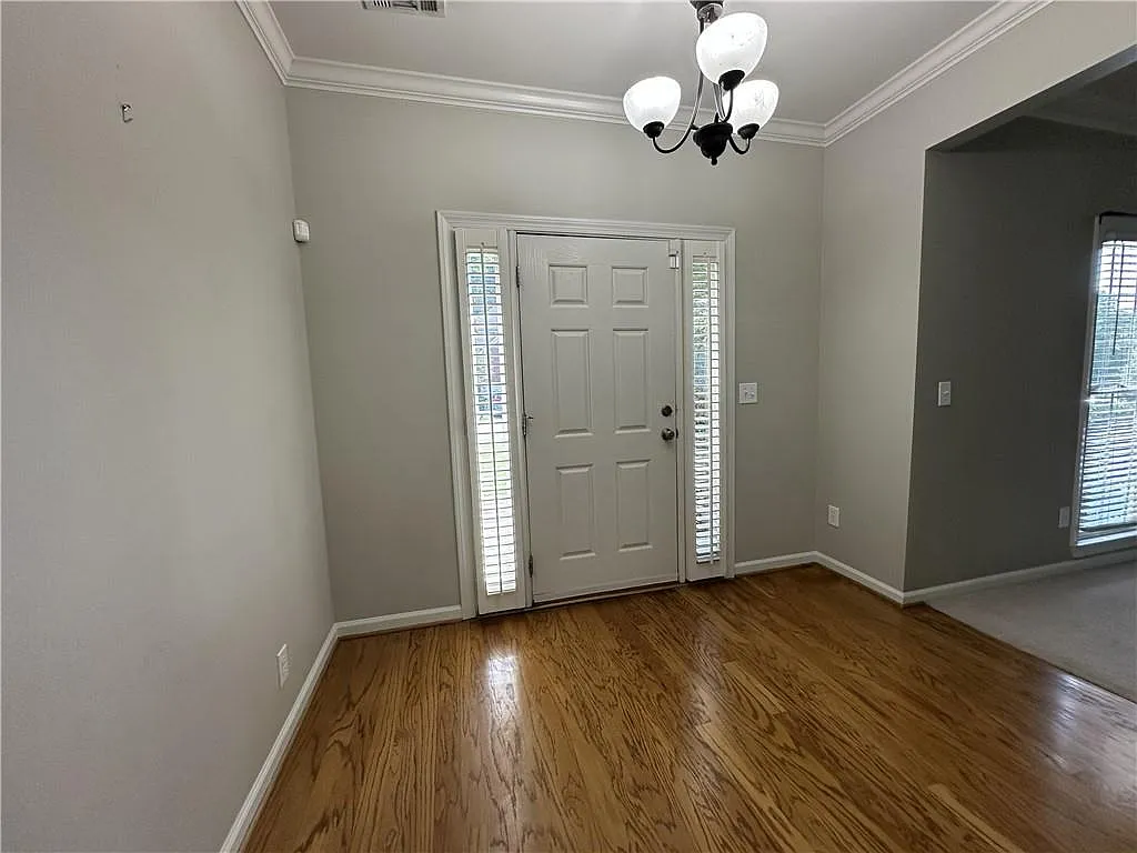 4 bed, 2.5 bath, 2433 sqft, $3,200 — Photo 2