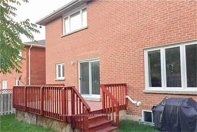 15 Sheila Cres — Photo 9