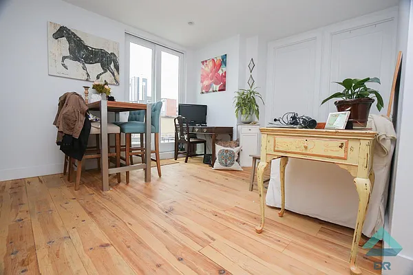 Rented by EXR | media 98