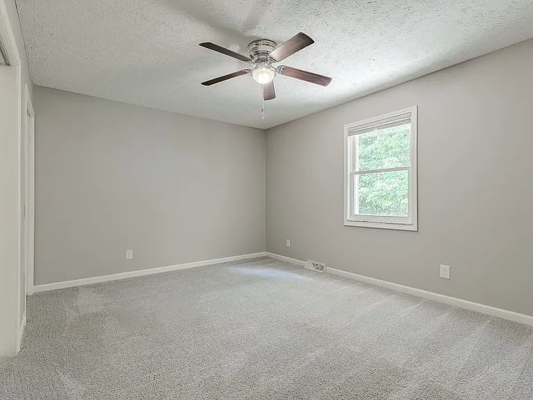 343 Meadowview Dr — Photo 7