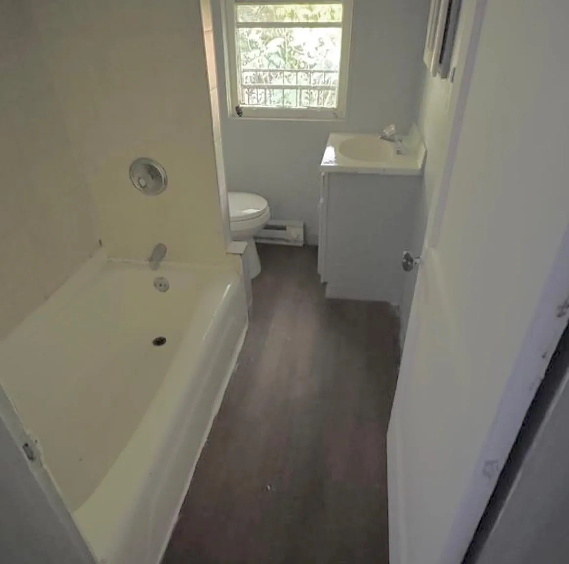 3 bed, 1.0 bath, 1000 sqft, $1,150 — Photo 3