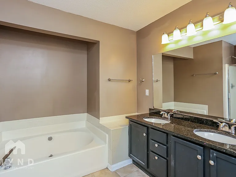 2574 Overlake Dr — Photo 13
