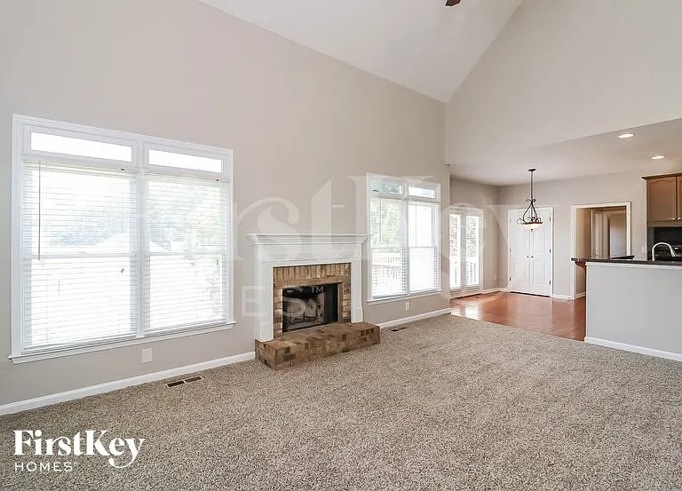 166 Crestview Dr — Photo 5