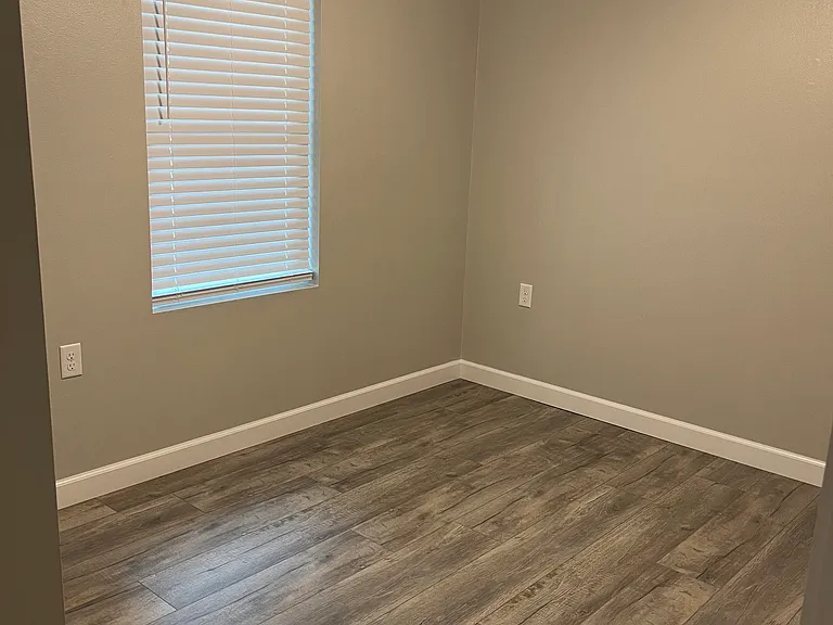 1635 N Grand Ave — Photo 8