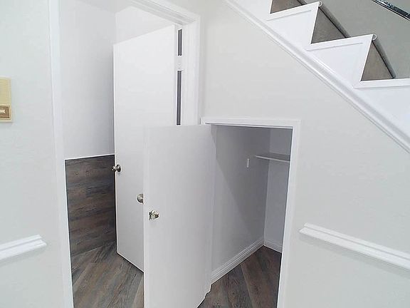5th image of 13805 Sherman Way #115