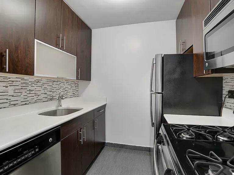 300 Mercer St #16L — Photo 3