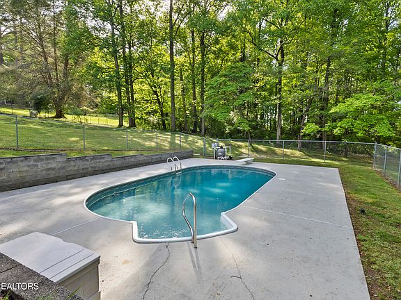 4th image of 155 Chestnut Hill Rd