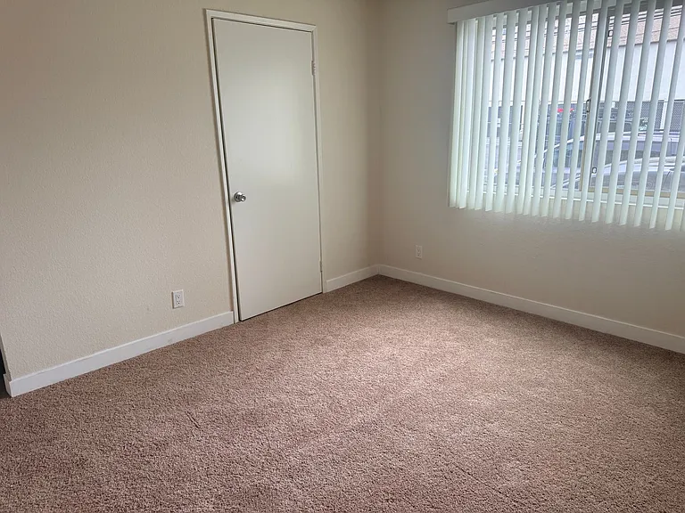 10042 Commerce Ave — Photo 13