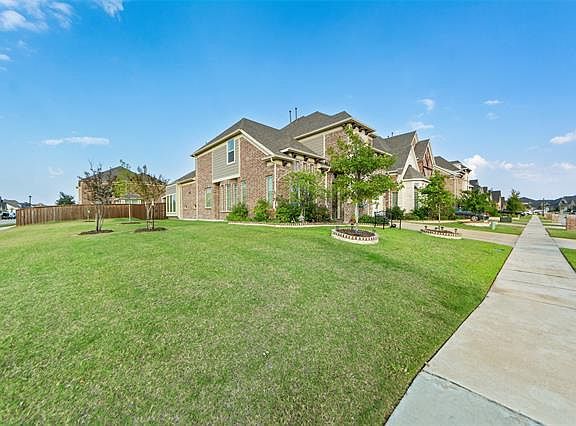 3rd image of 101 Live Oak Dr