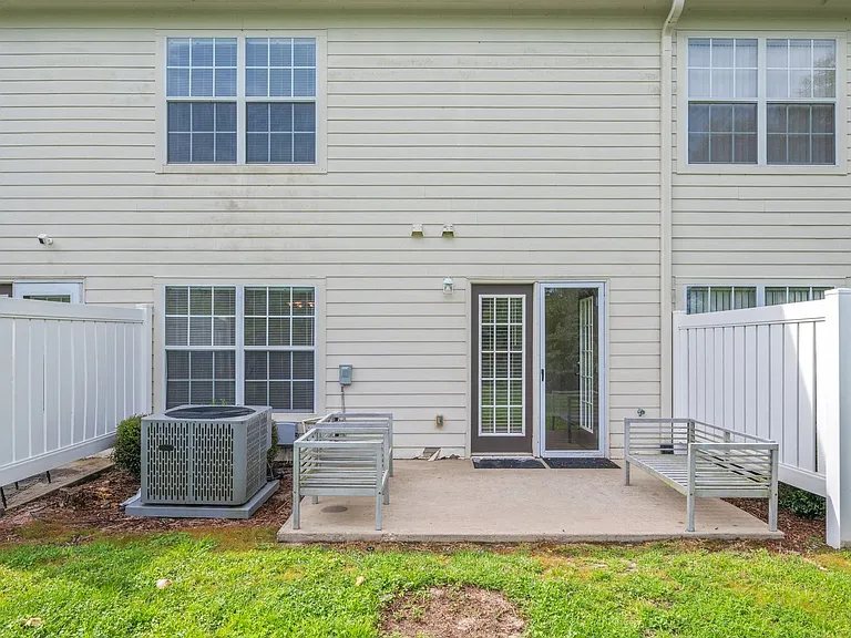 715 Majestic Dr — Photo 37