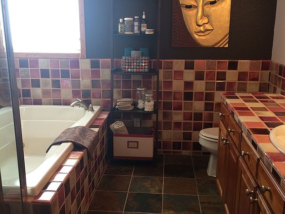 Master Bath w Jacuzzi