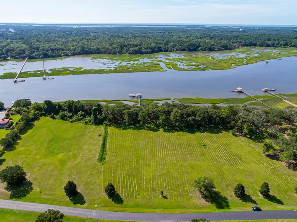 56 Anchor Watch Dr, Wadmalaw Island, SC 29487