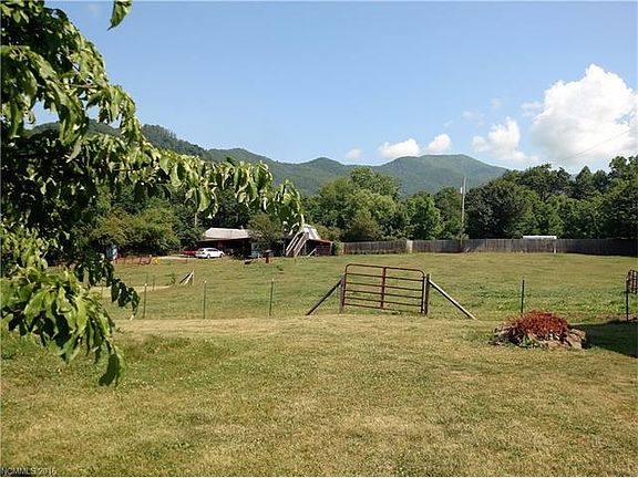 3rd image of 105 E Sylva Cir