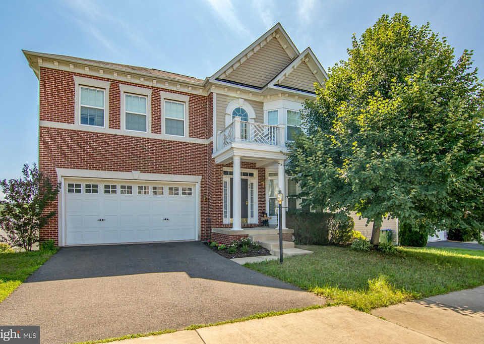 1st image of 84 Carriage Hill Dr