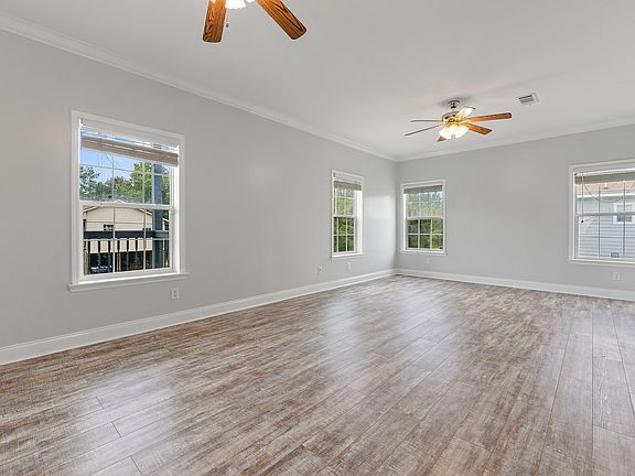 3rd image of 374 Woodman Ave