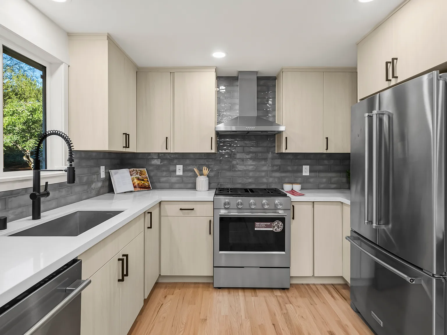 4 bed, 1270 sqft, $4,200 — Photo 3