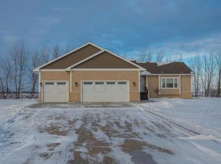 1732 Lonesome Dove Dr, Grand Forks, ND 58203