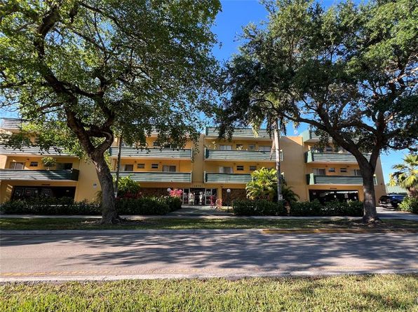 1975 NE 135th St APT 3R