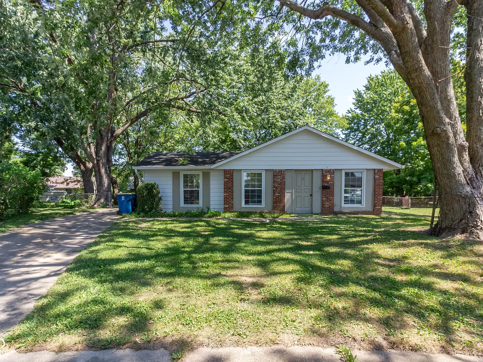 3 bed, 1.0 bath, 1107 sqft, $1,450 — Photo 2