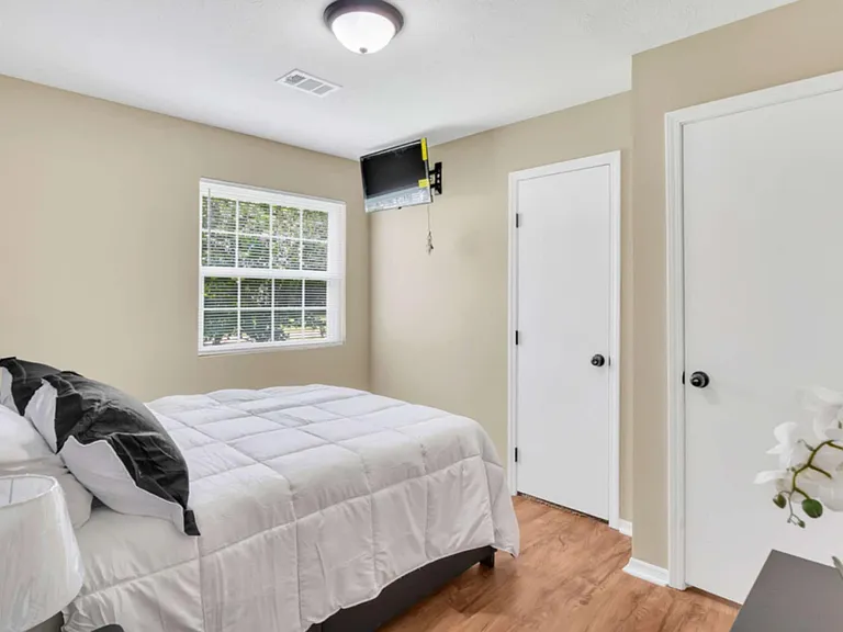 520 Walden St — Photo 8