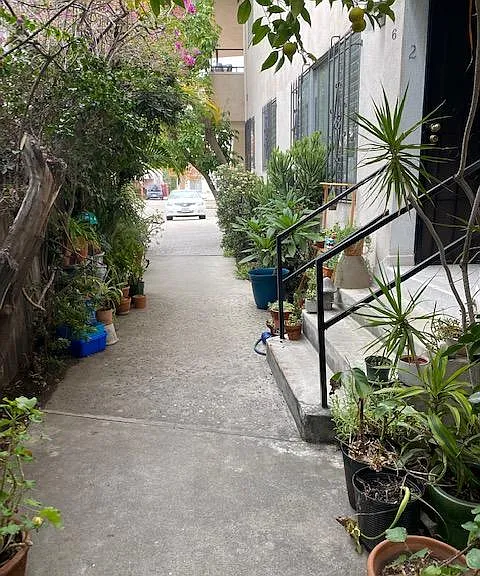132 S Hayworth Ave #8 — Photo 16