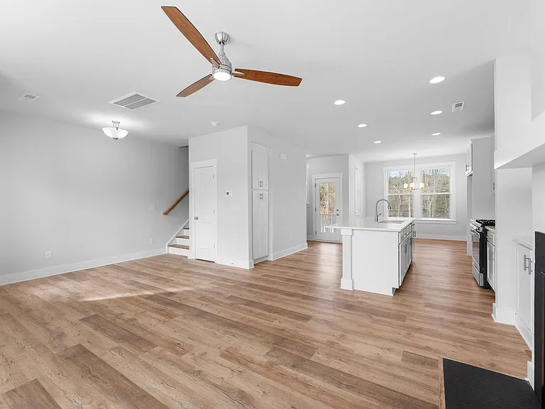 628 Amalfi Dr — Photo 5