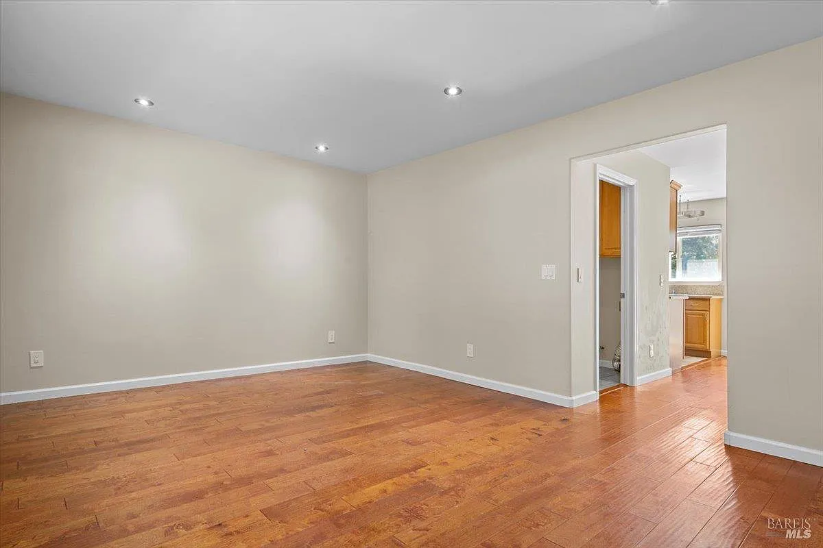 303 Algiers Court - Photo 6