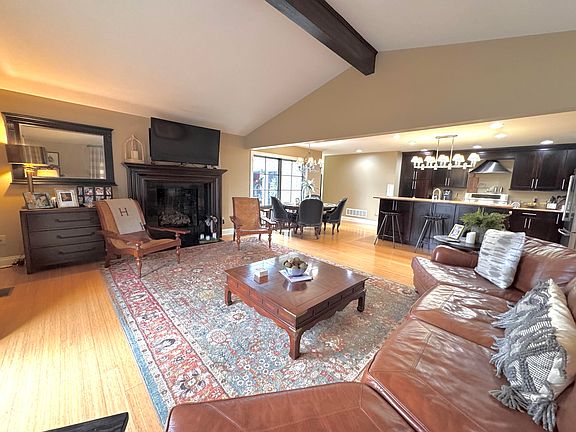 3rd image of 940 W Laurel Rd