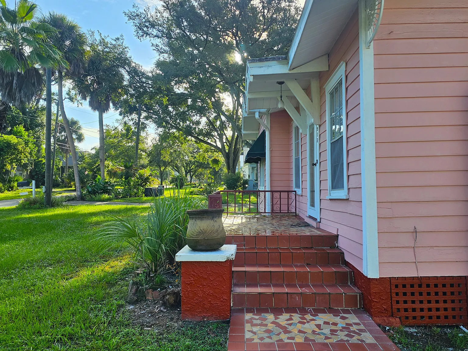 912 W Henry Ave — Photo 2