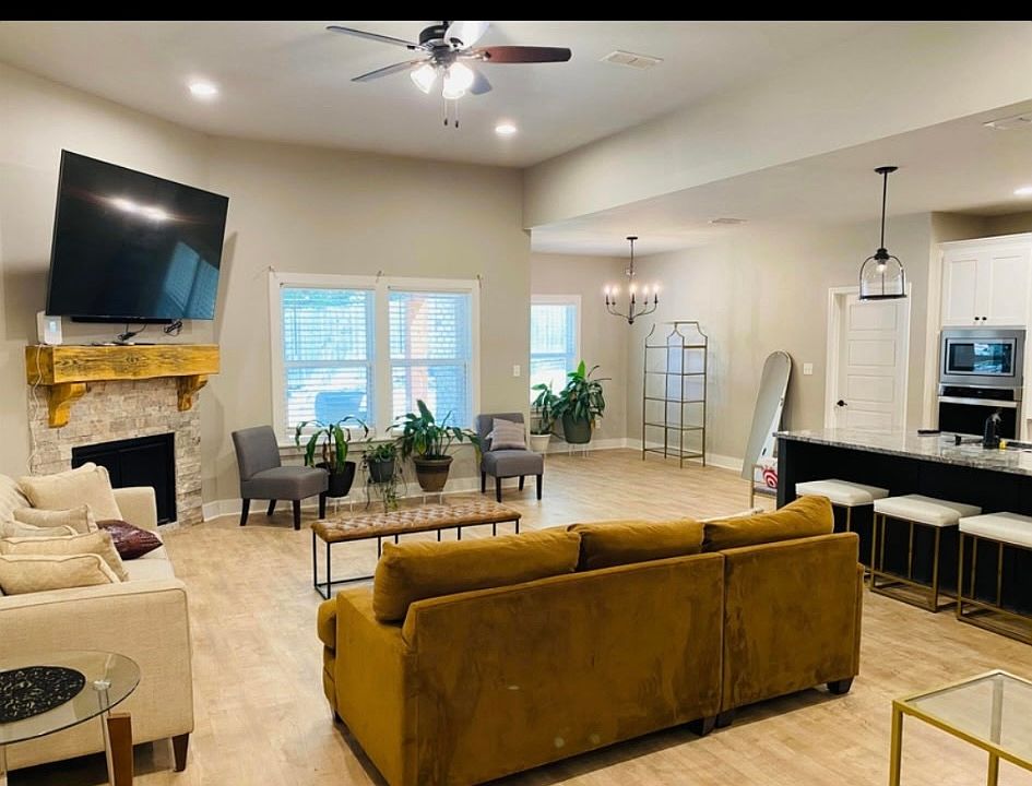 1st image of 5104 Peace Ln
