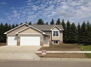 1921 26th St SW, Minot, ND 58701