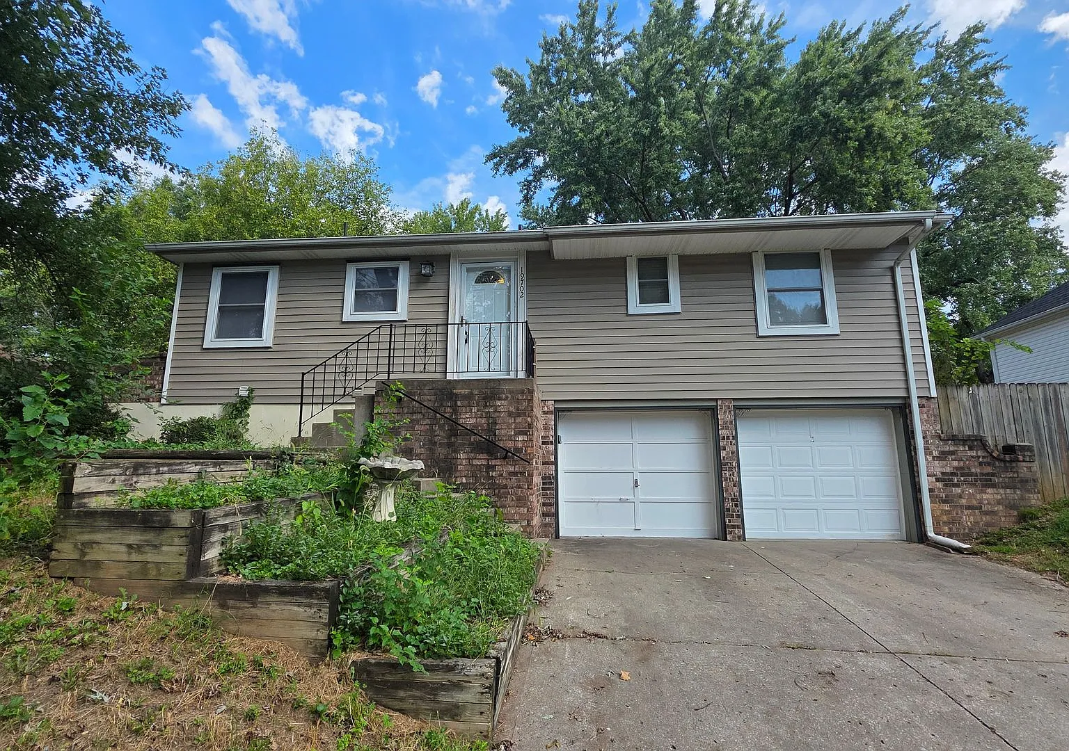 3-Bedroom, 3 Bath Single Family for Rent in Independence, MO| 2-Car Garage Parking & Fenced backy... — Photo 2