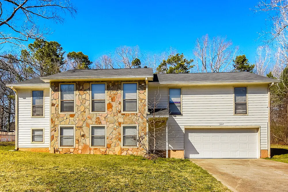 3 bed, 2.0 bath, 2742 sqft, $3,190 — Photo 1