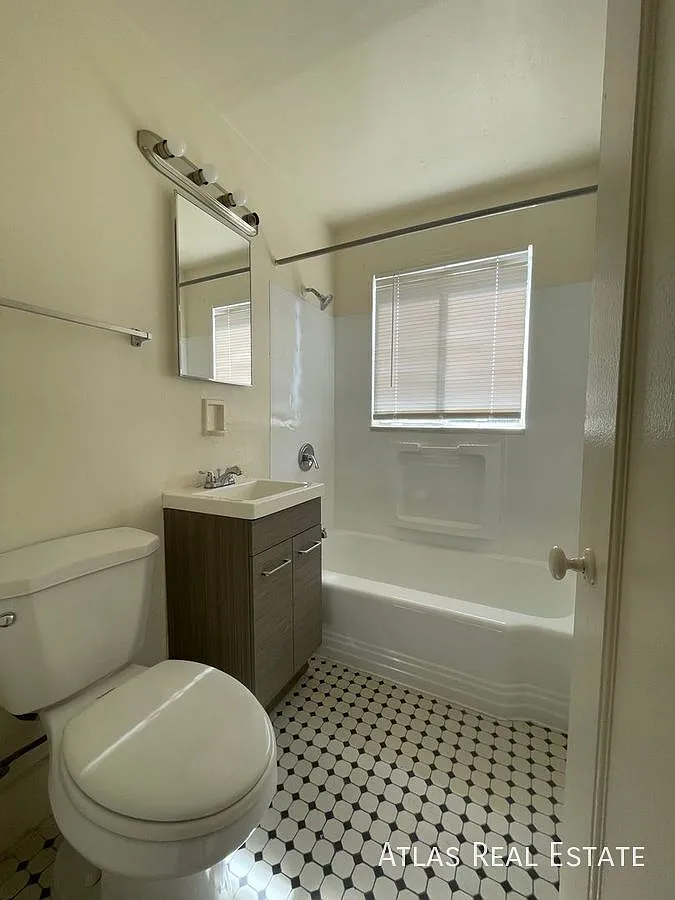 Charming One-Bedroom, One-bath with the option to rent a detached GARAGE in Commerce City!! — Photo 2