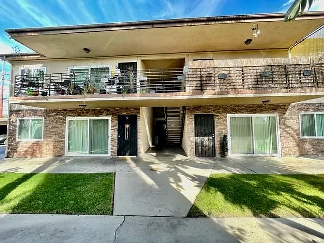 12425 Harris Ave — Photo 2