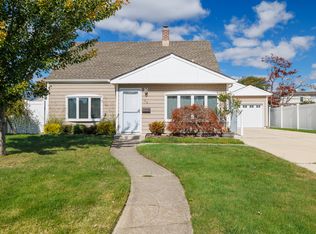 25 Spring Ln, Levittown, NY 11756