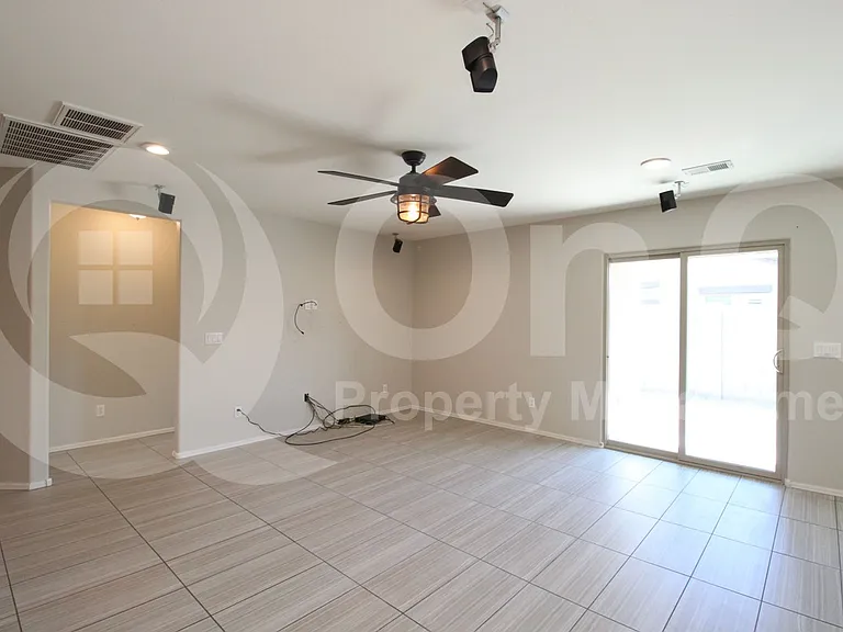 1877 W Overland St — Photo 9