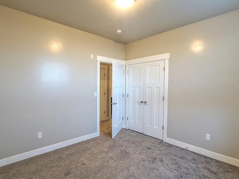74 W Silver Springs Dr — Photo 36