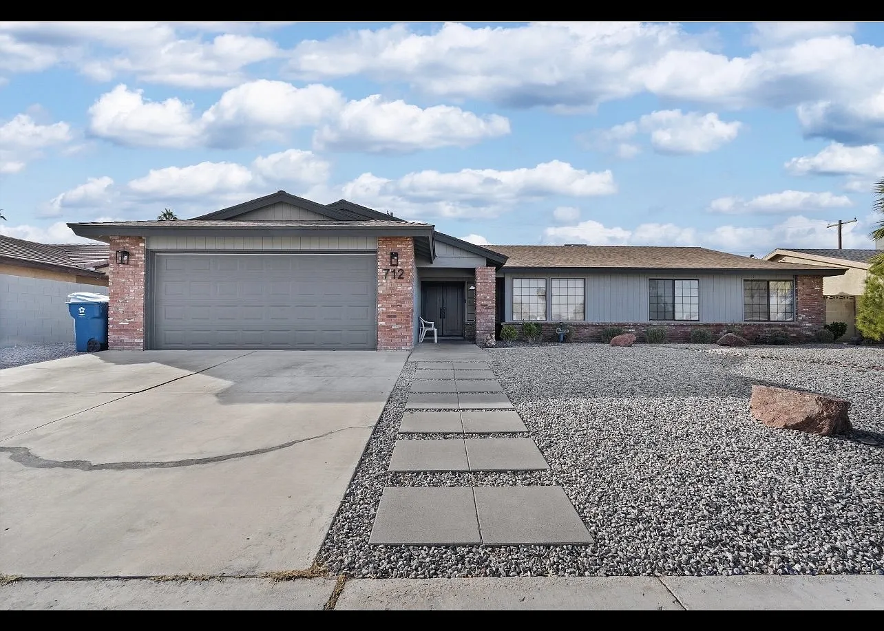 4 bed, 2.0 bath, 2520 sqft, $3,400 — Photo 1