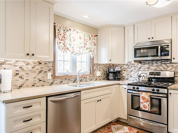 5th image of 3 Highview Cir