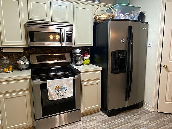 Kitchen w/brand new flooring